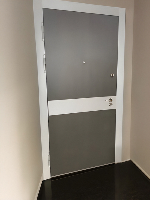 Дверь с контрастирующими наличниками Дверь с контрастирующими наличниками